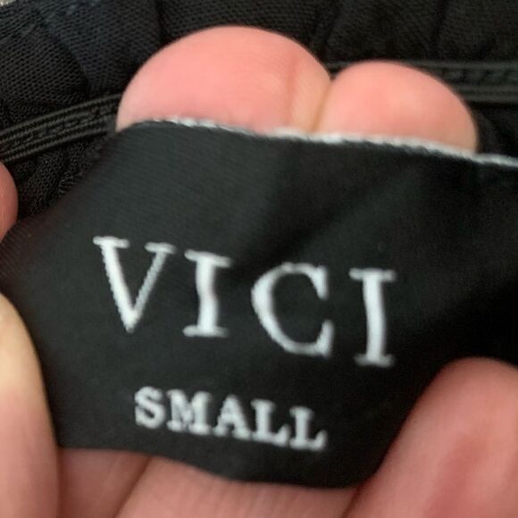 VICI BLACK & WHITE POLKA DOT ON/OFF SHOULDER TUNIC TOP - SIZE SMALL - SUPER CUTE - Picture 2 of 6